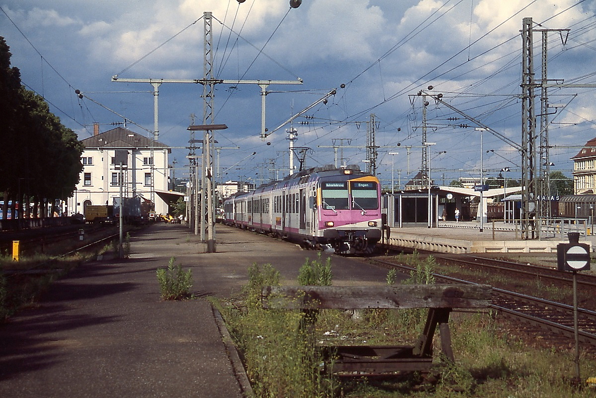 Ein RBDe 4/4 der Mittel-Thurgau-Bahn verlsst im Juni 1999 Singen in Richtung Engen