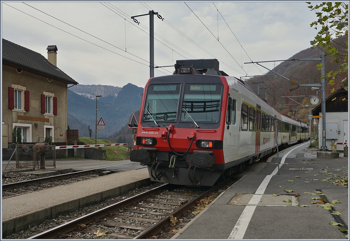 Ein Regionalzug nach Buttes wartet auf den Gegenzug nach Neuchâtel, bevor er seine Fahrt fortsetzt. 

23. Nov. 2019