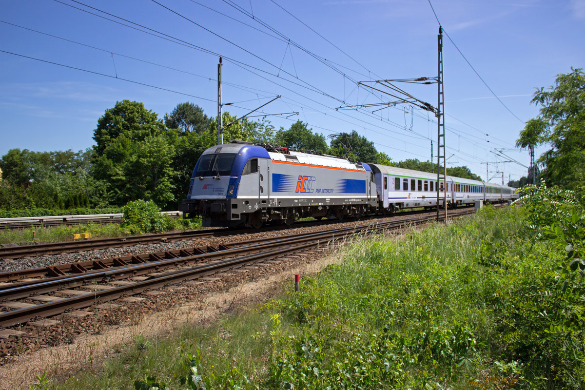 Ein regulrer EC auf dem regulren Fahrweg mit einer Lok im regulren Lack. Pure Durchschnittlichkeit mit 5370 004 am Abzw. Stadtwald am 07.06.16.