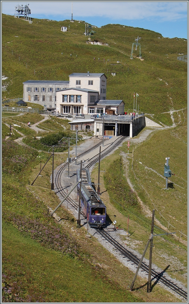 Ein Rochers de Naye Triebwagen auf der Gipfelstation. 4. Sept 2014