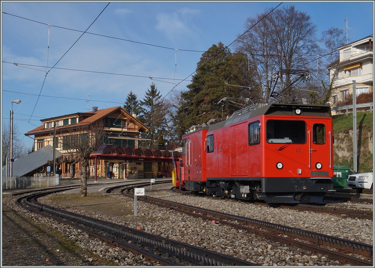 Ein  rotes Klötzchen  auf 80 cm Spur: Die HGem 2/2 N° 12 in Glion.
8. Dez. 2015