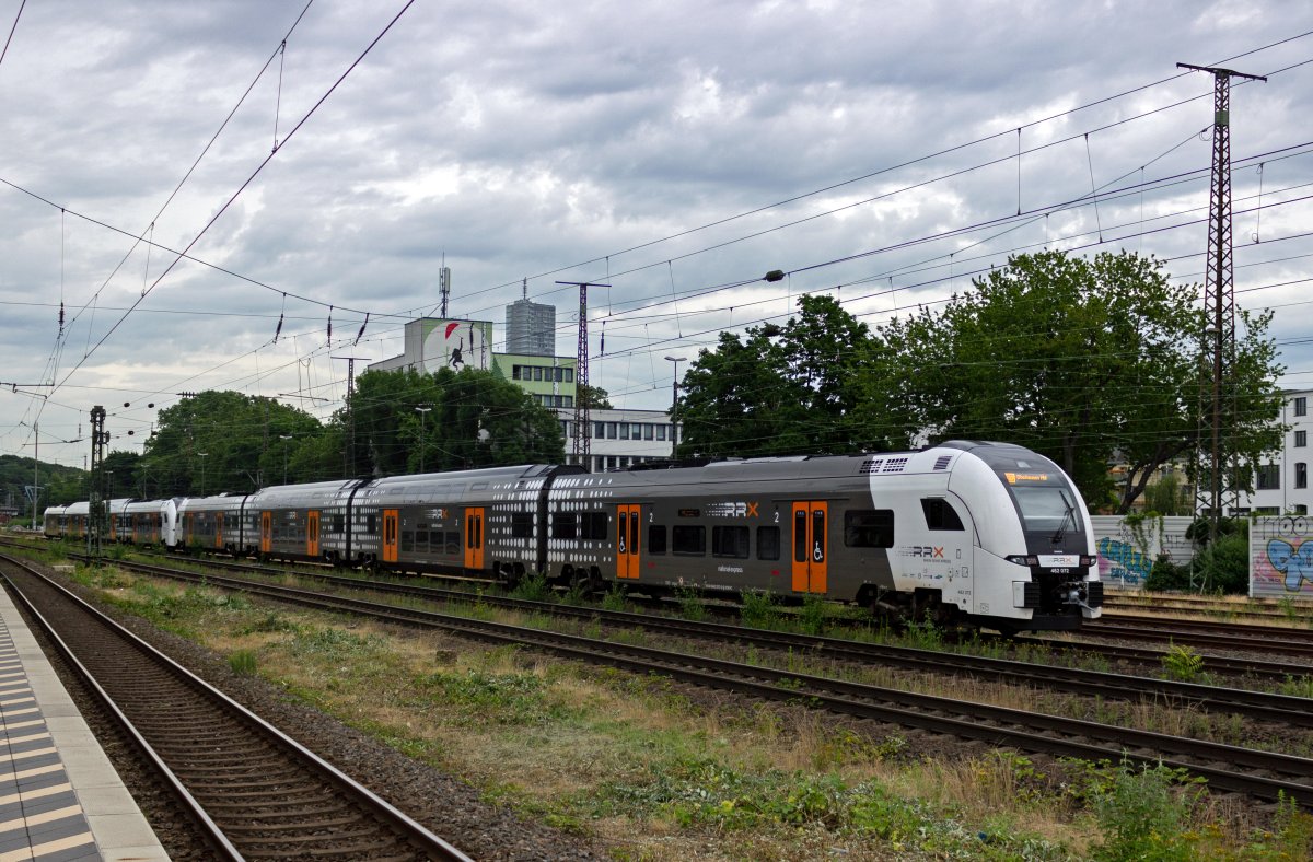 Ein RRX mit 462 072 am Zugschluss befhrt die regulr nicht von Reisezgen befahrene Verbindung zwischen Kln-West und Kln-Nippes, 08.07.2021