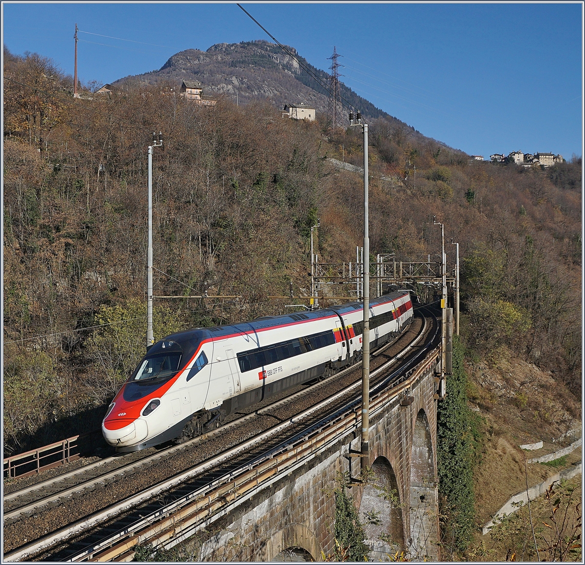 Ein SBB ETR 610 als EC Richtung Schweiz kurz nach Preglia.
21. Nov. 2017
