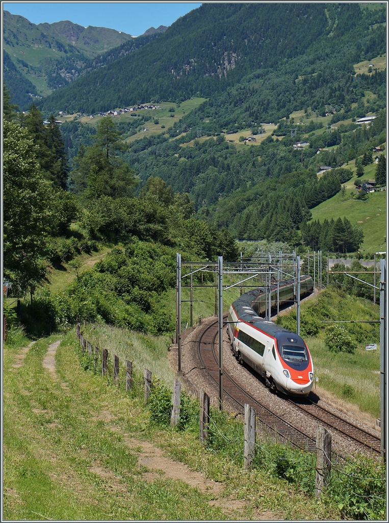 Ein SBB ETR 610 auf der Fahrt nach Milano kurz vor Rodi Fiesso. 
24. Juni 2015