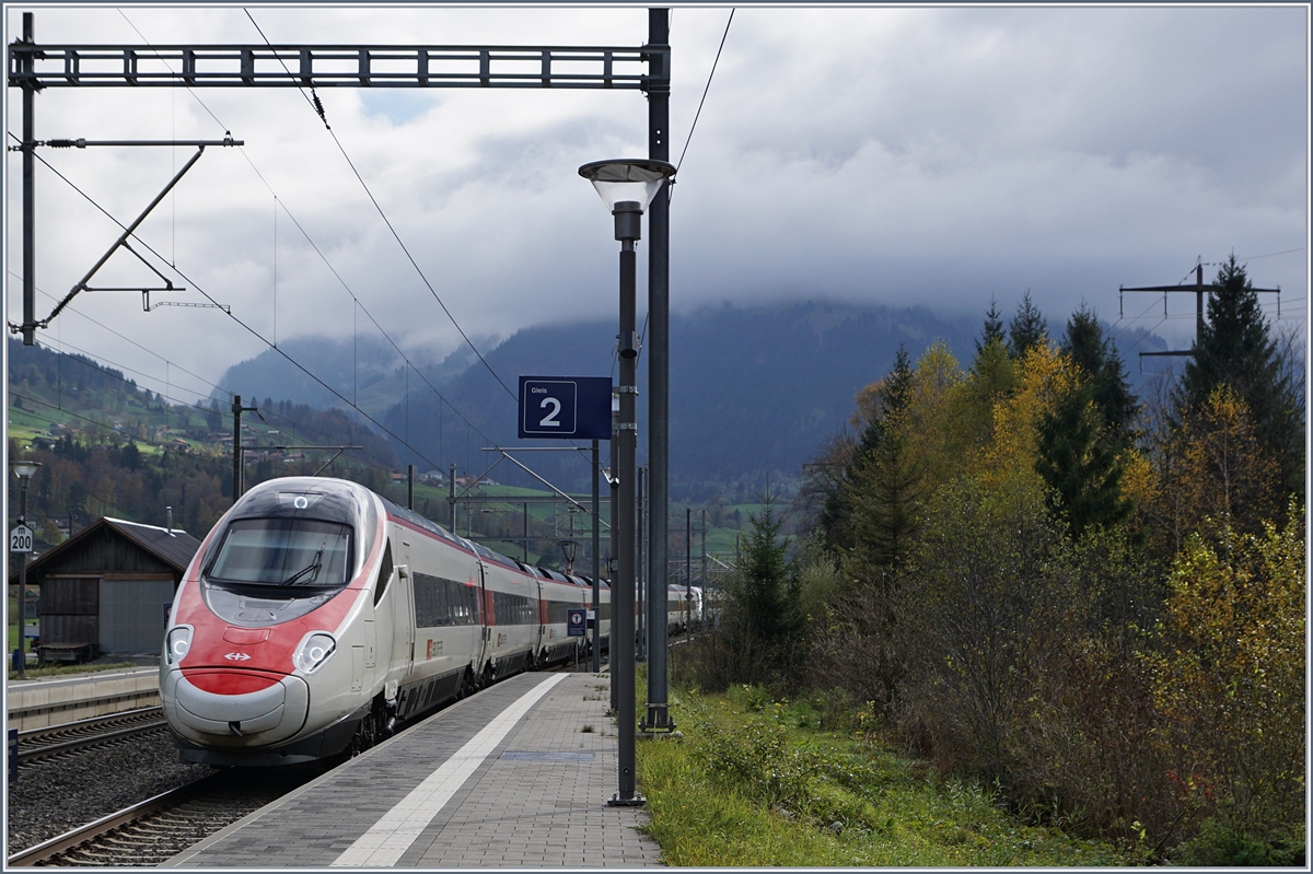 Ein SBB ETR 610 auf dem Weg von Milano nach Basel bei Mülenen.

30. Okt. 2017