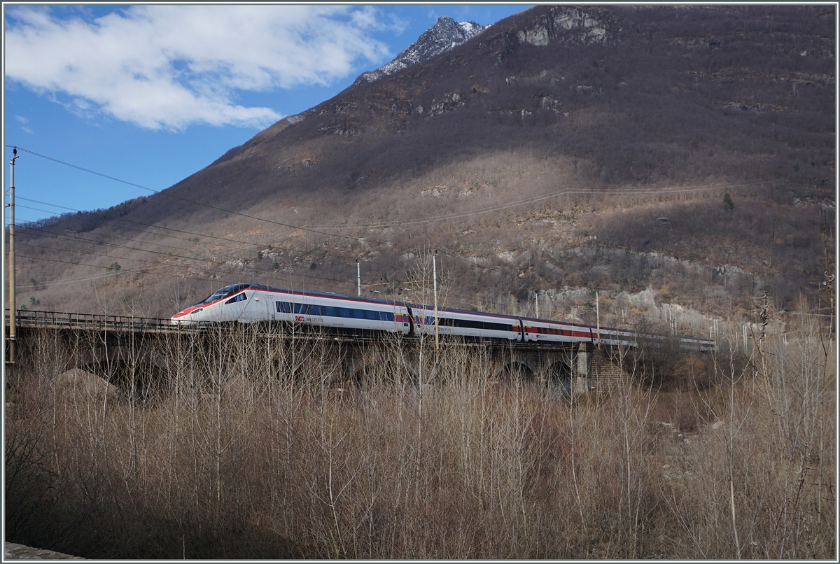 Ein SBB ETR 610 RABe 503 erreicht in Kürze Domodossola.
19. Februar 2016