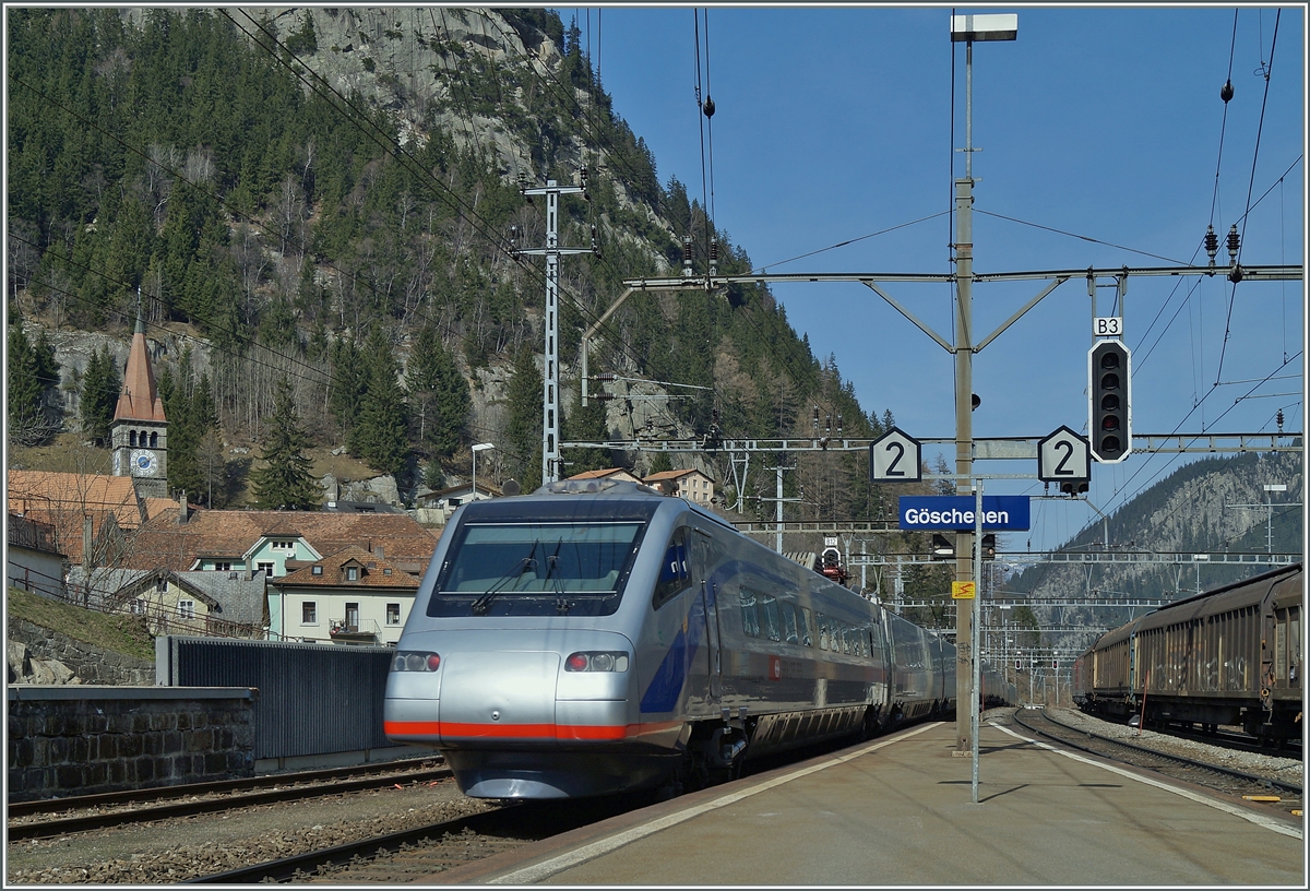 Ein SBB ETR hat den Gotthardtunnel verlassen und strebt nun mit dem  Föhn  Nordwärts Richtung Zürich.
Göschenen, den 21. März 2014