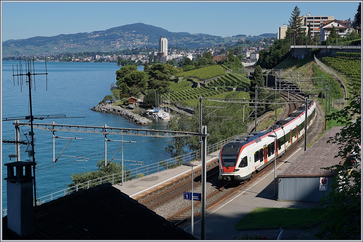 Ein SBB Flirt erreicht den Halt Veytaux Chillon. 

23. Juni 2018