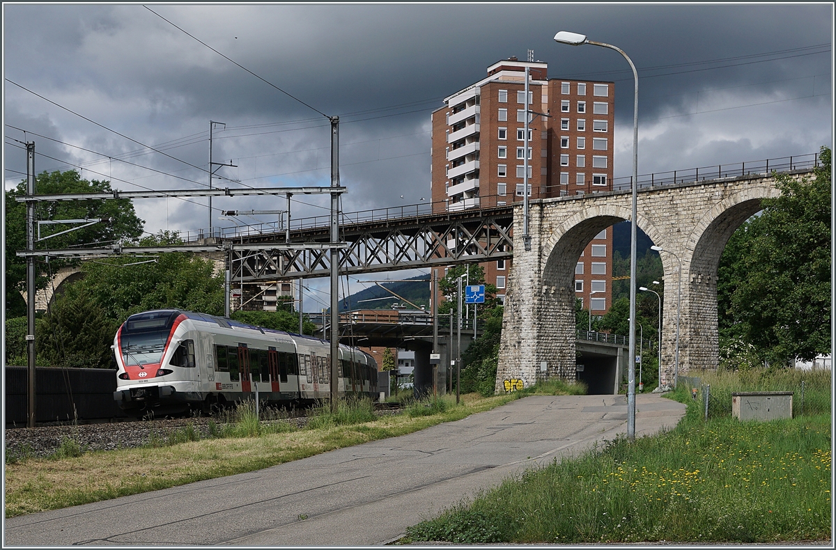 Ein SBB Flirt list als Regionalzug auf dem Weg nach Biel/Bienne. Dabei unterquert kurz nach der Abfahrt in Grenchen Süd das BLS / MLB Mösliviadukt der Strecke Lengnau - Moutier.

6. Juni 2021