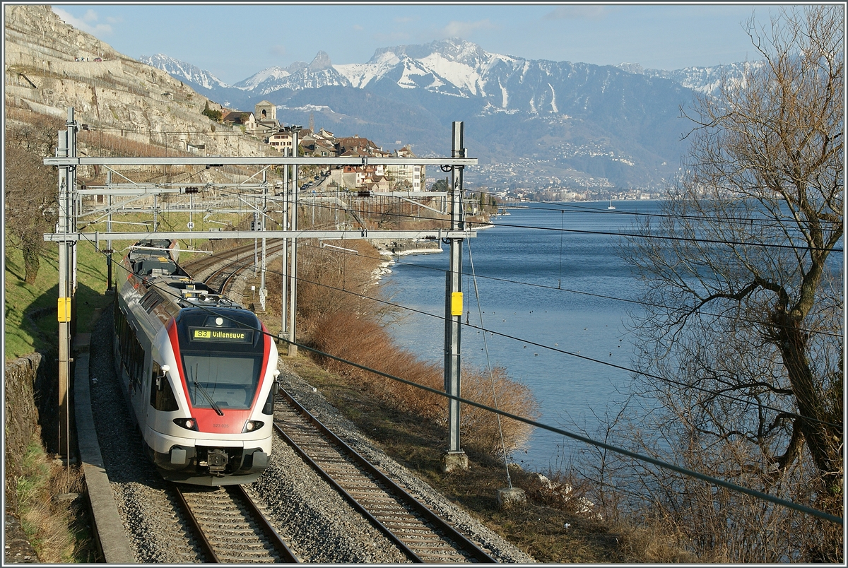 Ein SBB Flirt RABe 523 verlässt Rivza in Richtung Villeneuve.


11.03.2012