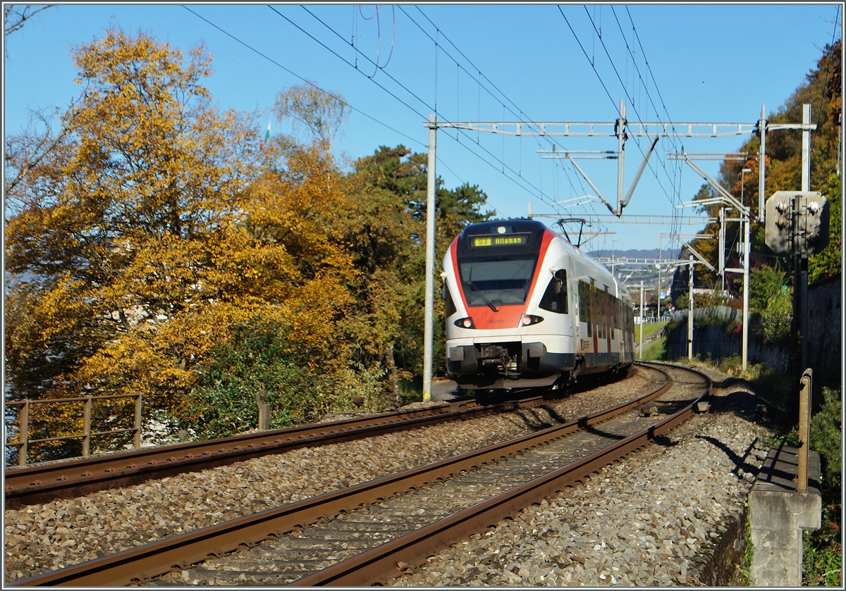 Ein SBB Flirt RABe 523 ist als S3 nach Allaman beim Château de Chillon unterwegs.

1. Nov. 2014