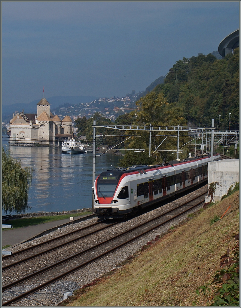 Ein SBB Flirt RABe 523 ist auf dem Weg Richtung Montreux und fährt beim Château de Chillon vorbei.
2. Okt. 2015