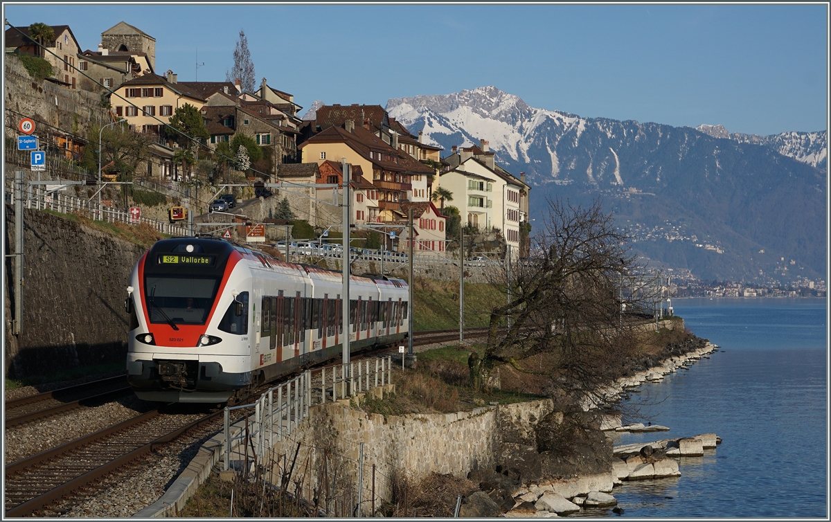 Ein SBB Flirt RABe 523 nach Vallorbe ist bei St-Saphorin unterwegs.
26. März 2016