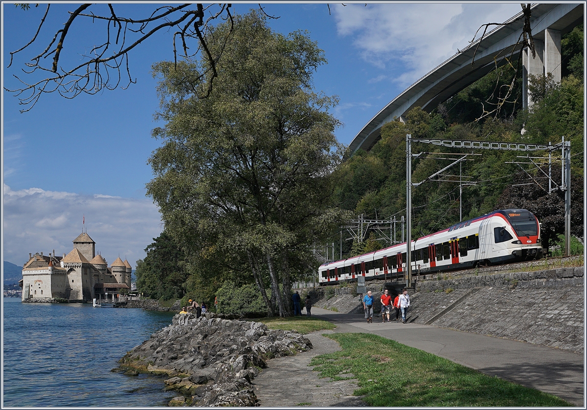 Ein SBB Flirt RABe 523 als S3 beim Château de Chillon, welches links im Bild zu sehen ist.

3. Sept. 2018