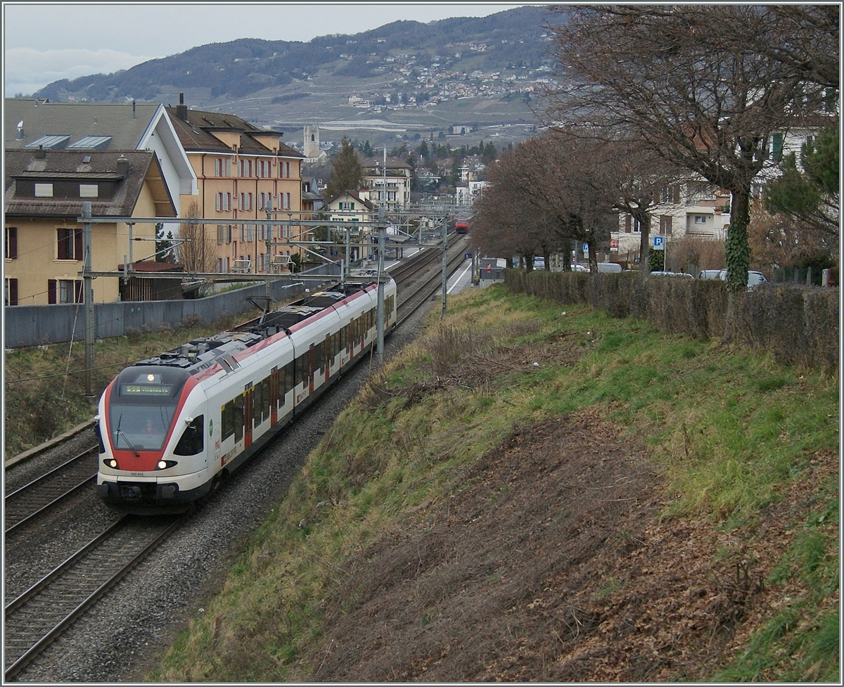 Ein SBB Flirt verlässt La Tour de Peilz, während im Hintergrund gerade noch eine SBB Re 460 mit einem IR nach Genève zu erkennen ist.

30. Januar 2016