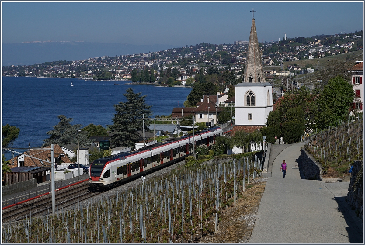 Ein SBB Flirt verlässt Villette VD Richtung Villeneuve.
29. April 2017 