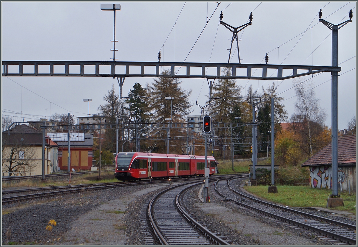 Ein SBB GTW RABe 526 (ex RM/BLS) erreicht von Biel/Bienne kommend sein Ziel La Chaux de Fonds. 

17. Nov. 2014