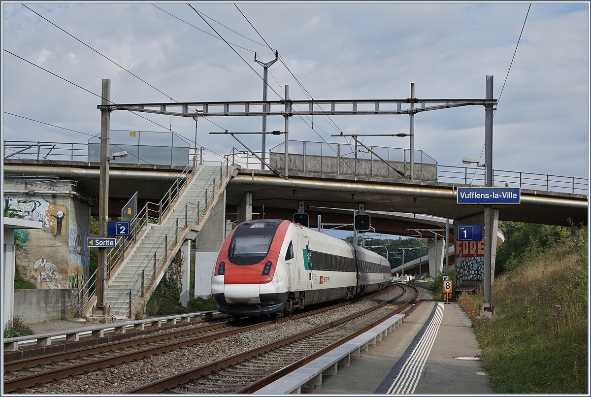 Ein SBB ICN ist bei Denges-Echandens auf dem Weg nach St.Gallen. Der ICN zeigt sich noch in der  Ursprungsfarbgebung , mit grüner und gelber Absetzung bei den Türen. Inzwischen habe ich schon die dritte Farbgebungsvariante gesehen (aber noch nicht fotografiert) wobei nun die Türen wie bei den EW IV Wagen rot gestrichen sind.

29. Aug. 2018