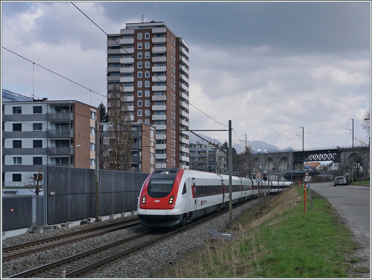 Ein SBB ICN ist bei Grenchen auf der Fahrt in Richtung Biel/Bienne. Der Zug zeigt sich in der zweiten Farbgebung . 

19. März 2021