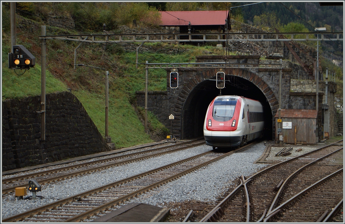 Ein SBB ICN bei Wassen.
10. OKt. 2014