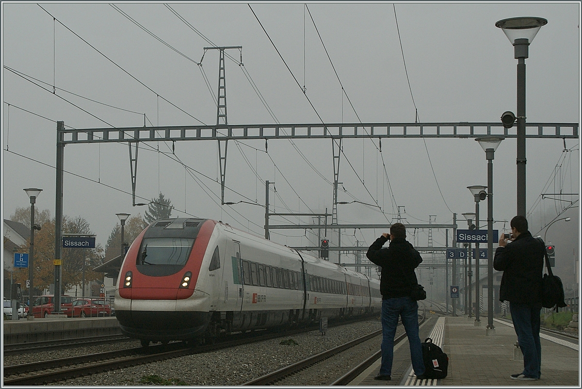 Ein SBB RABE 500 ICN wird bei der Durchfahrt in Sissach fleissig fotograiert. 

6. Nov. 2011