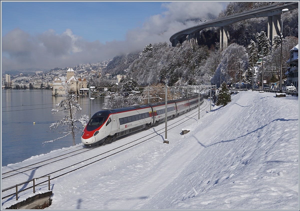 Ein SBB RABe 503 / ETR 610 als EC 32 auf der Fahrt von Milano nach Genève beim Château de Chillon.
29. Jan. 2019