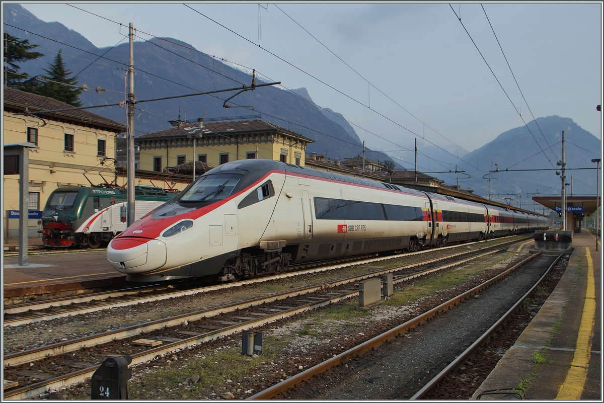 Ein SBB RABe 503 als EC 35 nach Milano beim Halt in Domodossola. 
11. April 2015