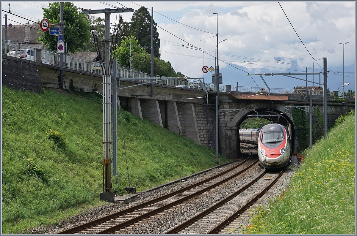 Ein SBB RABe 503 als EC 32 von Milano nach Genève beim Verlassen der Station von Villeneuve. 

24. Juli 2020