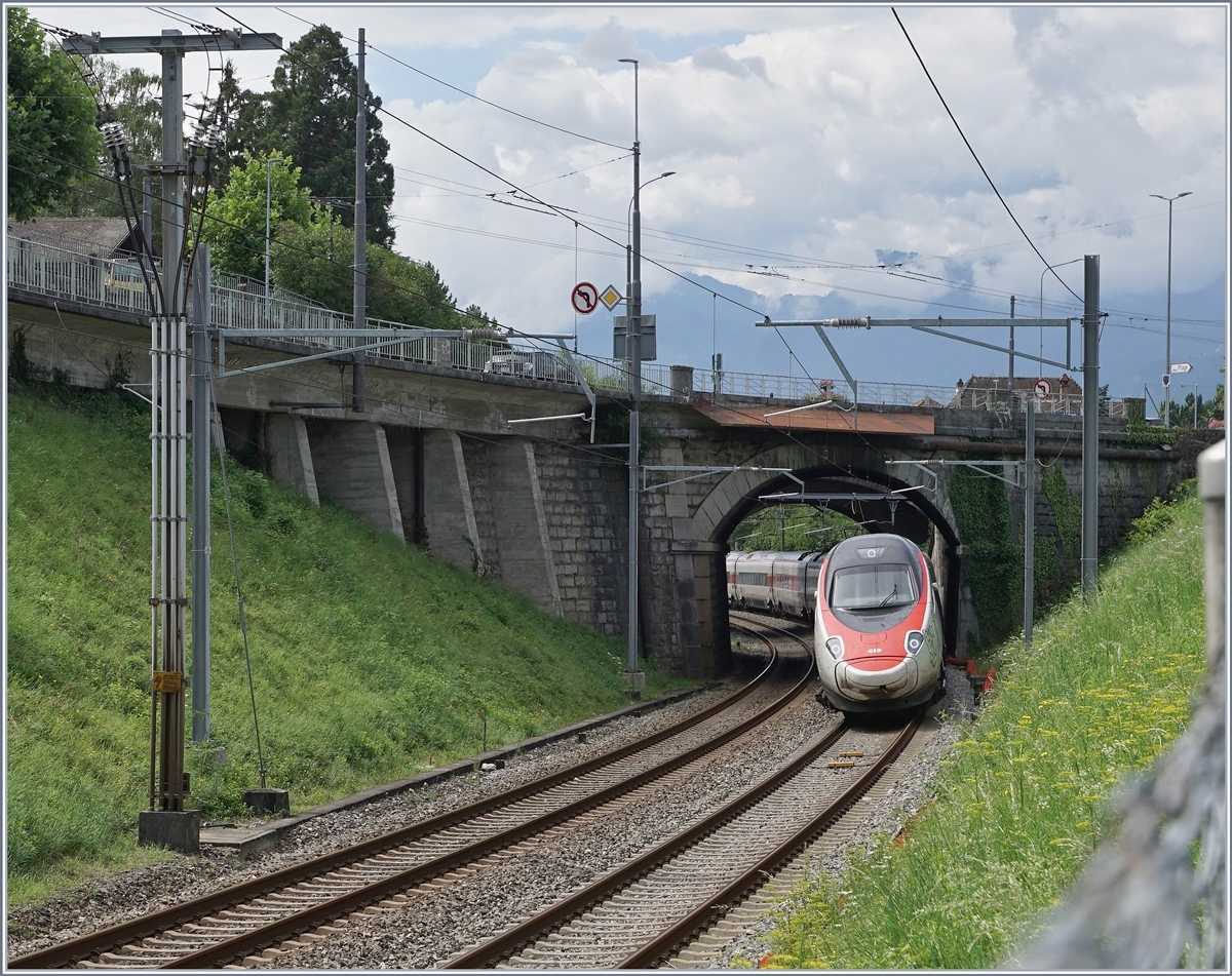 Ein SBB RABe 503 als EC von Milano nach Genève verlässt den Bahnhof von Villeneuve. 

24. Juli 2020