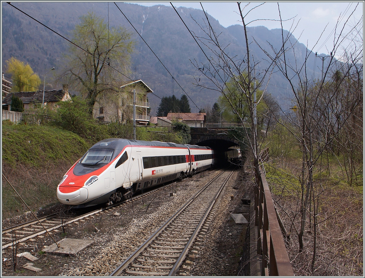 Ein SBB RABe 503 erreicht Varzo auf der Simplon Südrampe.
11. April 2015