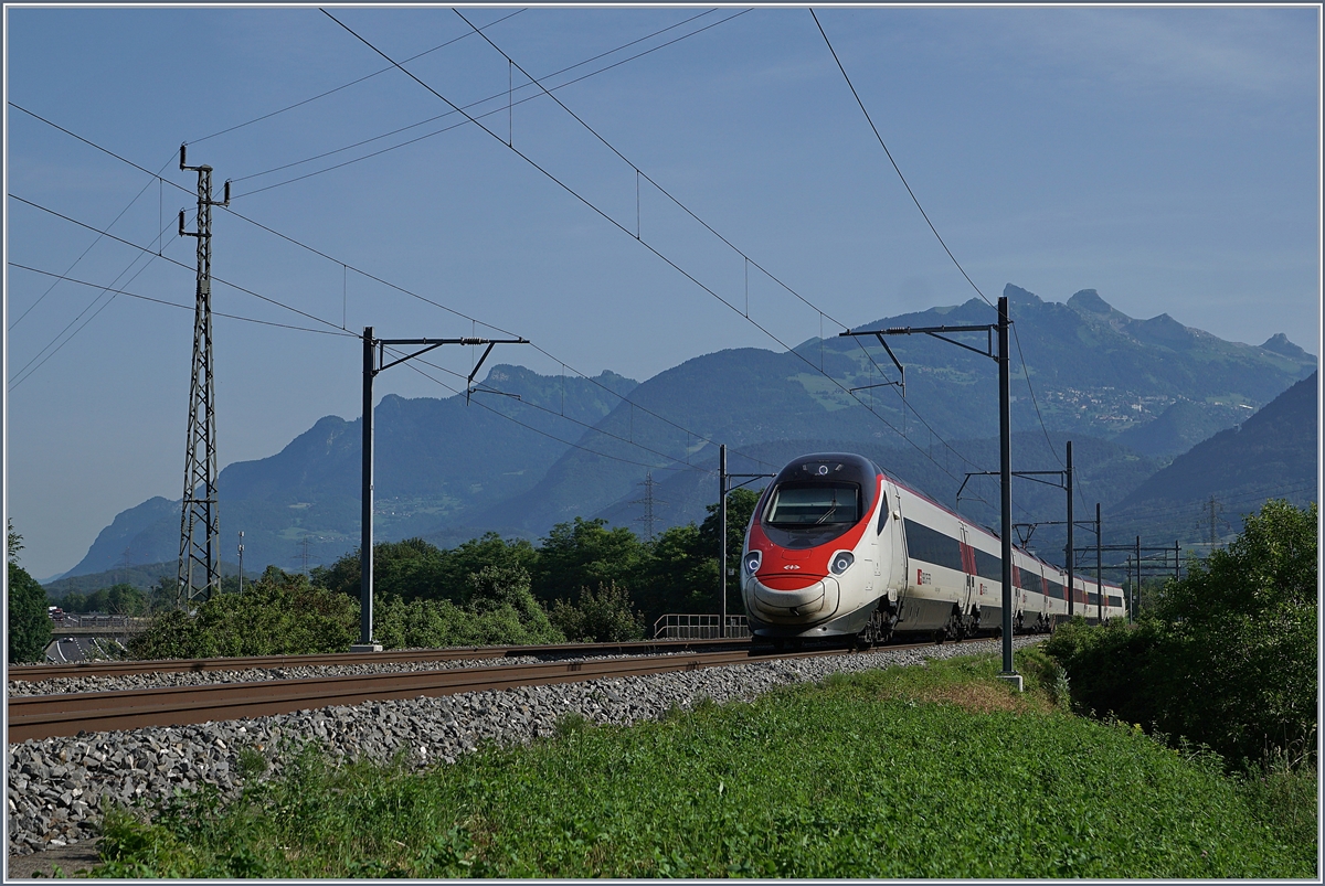 Ein SBB RABe 503 (ETR 610) als EC Genève - Venezia S.L. kurz nach Bex.

25. Juni 2019