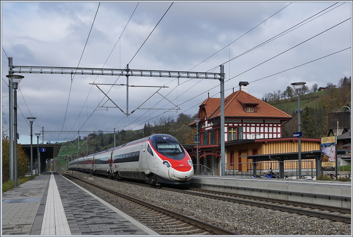 Ein SBB RABe 503 nach Milano bei der Durchfahrt in Mülenen.
30. Okt. 2017