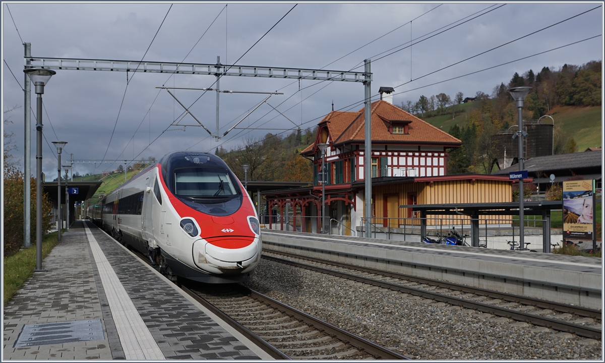 Ein SBB RABe 503 nach Basel bei der Durchfahrt in Mülenen.
30. Okt. 2017