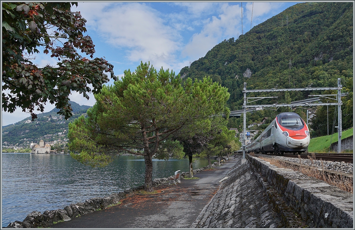 Ein SBB RABe 503  Pinocchio  ist kurz nach Villeneuve auf dem Weg nach Genève. Im Hintergrund links im Bild ist das Château de Chillon zu sehen. 

23. Sept. 2020