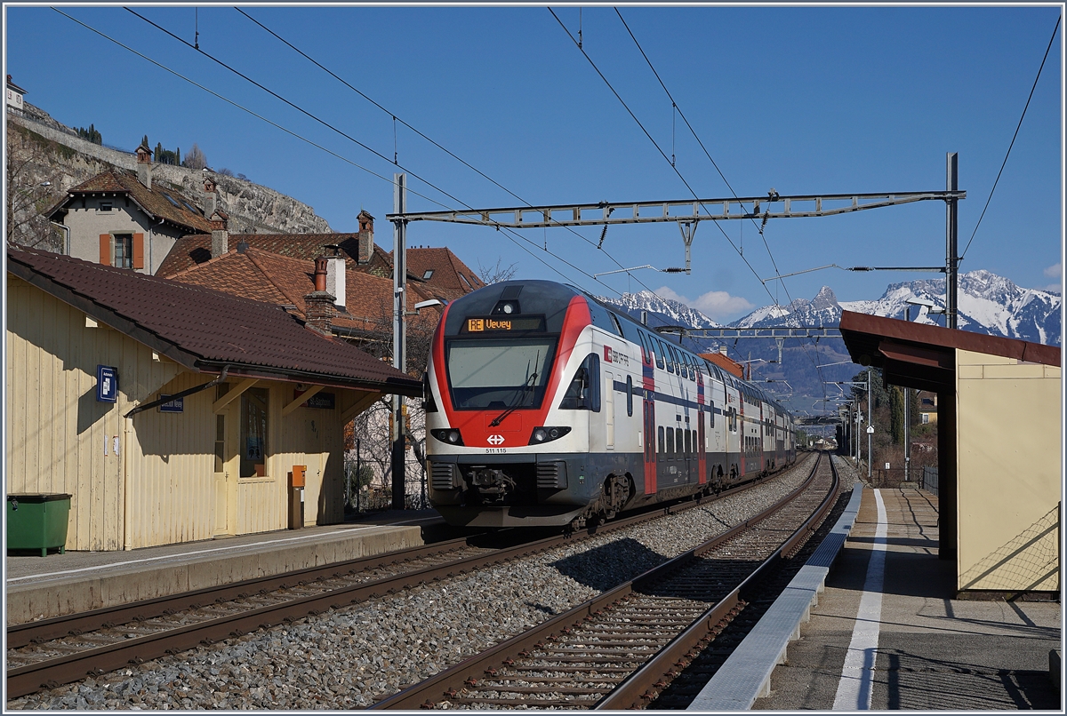 Ein SBB RABe 511 als RE nach Vevey bei St-Saphorin. 

24. März 2018