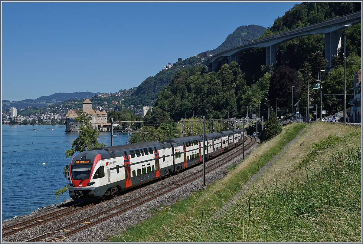 Ein SBB RABe 511 als RE nach Annemasse beim Château de Chillon. 

8. Juli 2020