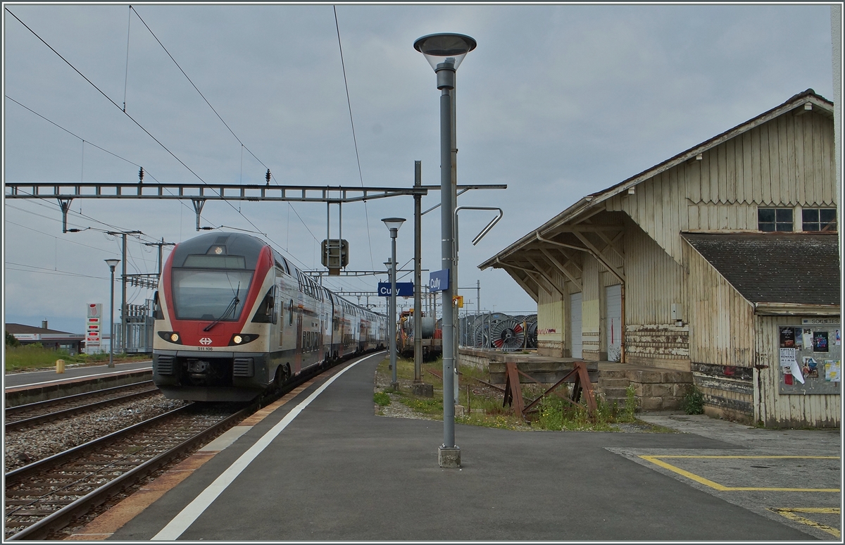 Ein SBB RABe 511 fährt als RE Genève - Vevey in Cully durch.
28. Mai 2014