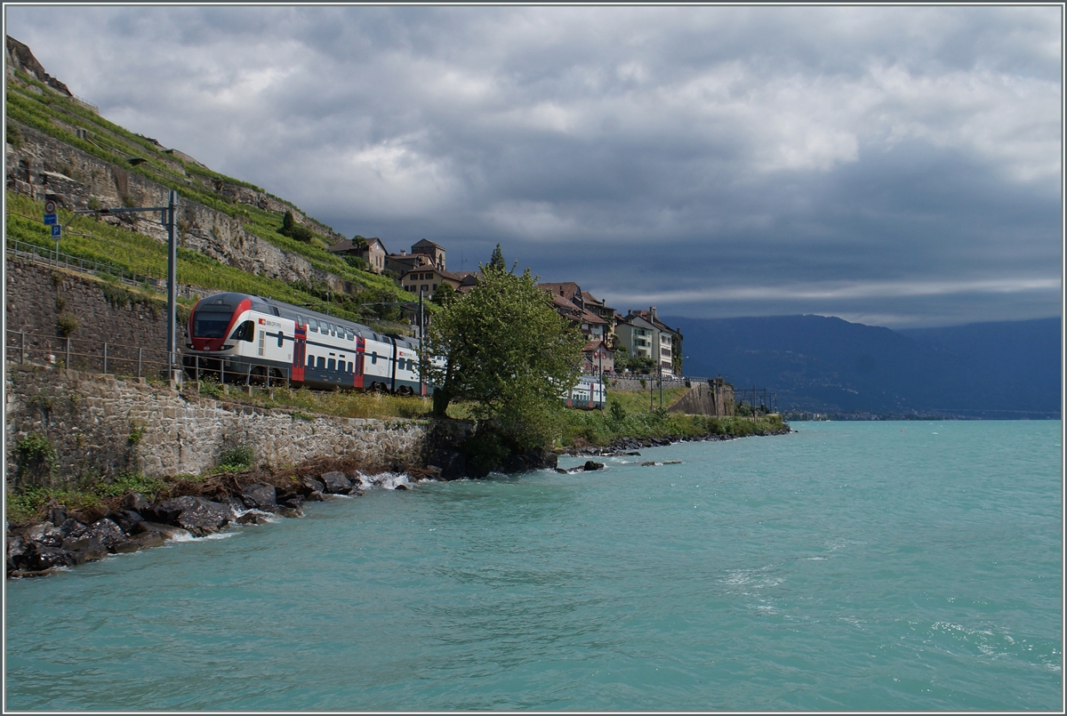 Ein SBB RABe 511 fährt bei St-Saphorin am Ufer des durch einen straken Wind (Jorat) aufgewühlten und türkisblau gefärbten Genfersee entlang.
8. Juli 2015