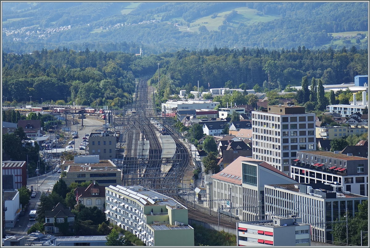 Ein SBB RABe 511 fährt durch den Bahnhof von Lenzburg, der sich hier fast vollständig in allen Details zeigt. Das Bild entstand auf dem Schloss von Lenzburg.

11. Sept. 2022