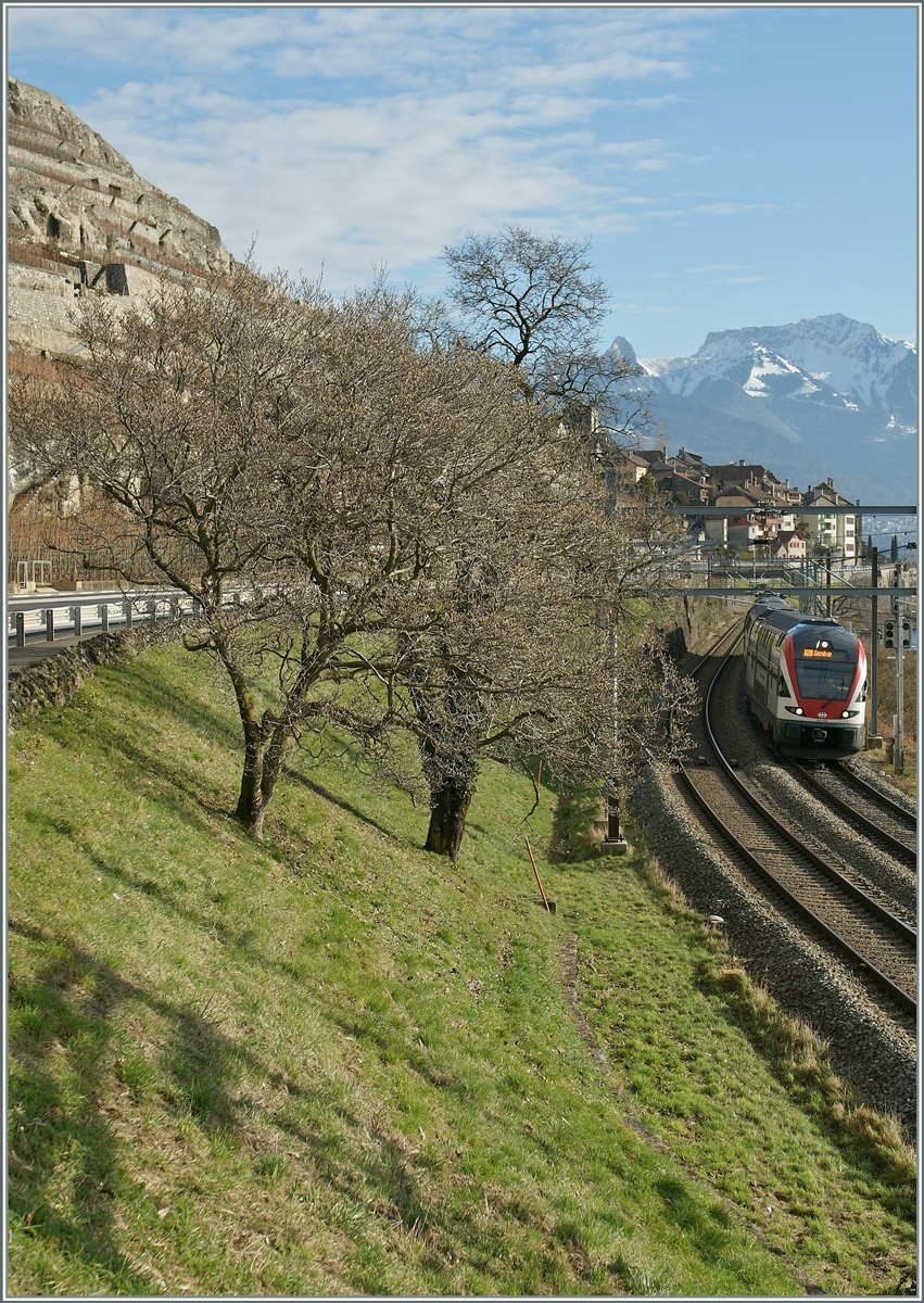 Ein SBB RABe 511 (KISS) auf dem Weg nach Lausanne am Ufer des Genfer See kurz vor Rivaz. 

3. Jan. 2013