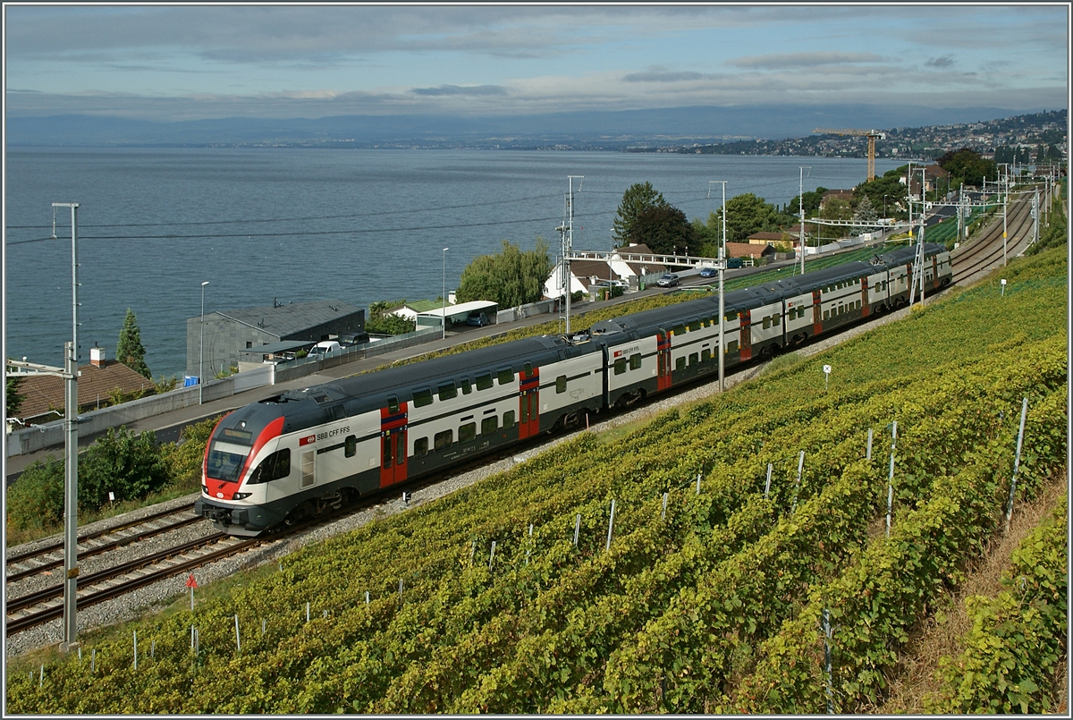 Ein SBB RABe 511  Kiss  ist zwischen Villette VD und Cully auf dem Weg nach Vevey.

20. Sept. 2013