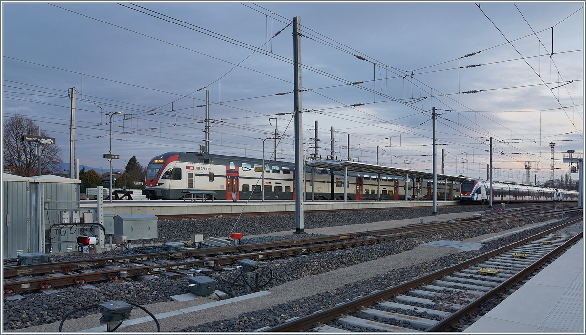 Ein SBB RABe 511 und RABe 522 warten in Annemasse auf ihre Abfahrt.

13. Feb. 2020