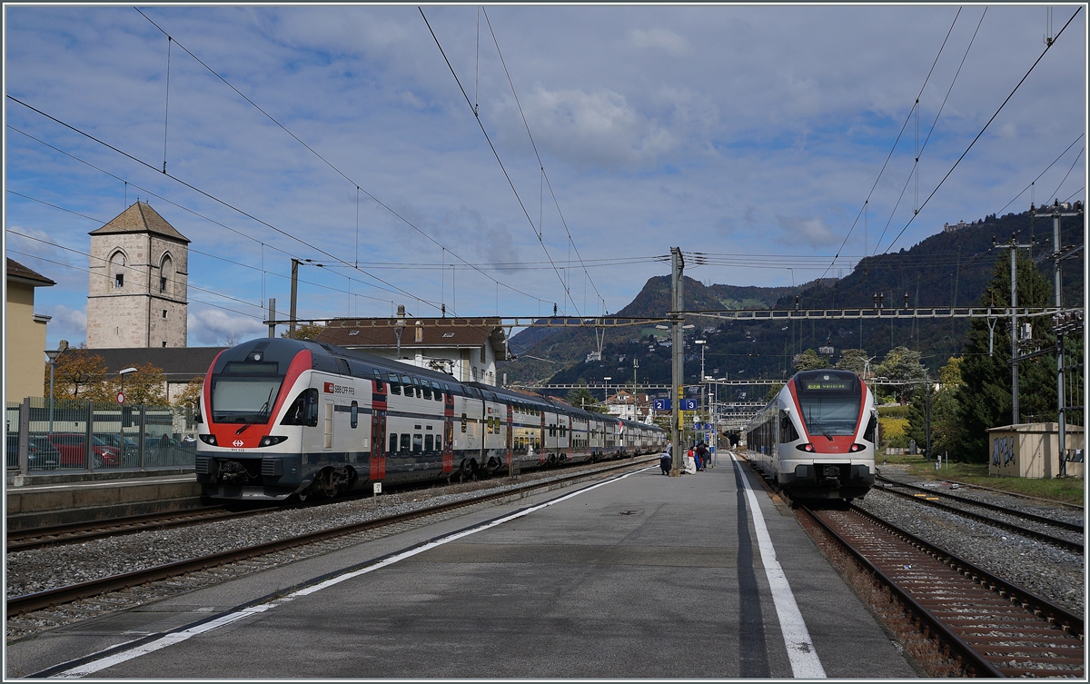 Ein SBB RABe 511 von St-Maurice nach Annemasse und ein RABE 523 nach Vallorbe treffen sich in Villeneuve.

12. Okt. 2020 