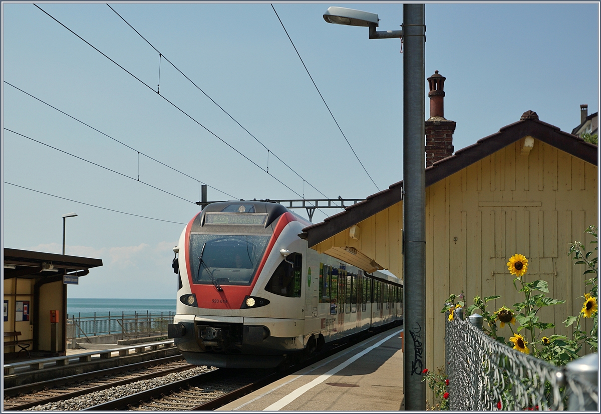 Ein SBB RABe 523 014 auf dem Weg nach Villeneuve erreicht den Halt St-Saphorin.

23. Juli 2018