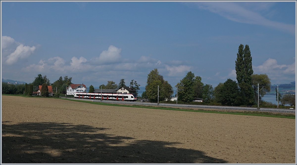 Ein SBB RABe 523 als S-Bahn von Sursee nach Zug am Sempacher See zwischen Nottwil und Sempach Neuenkirch.

21. Sept. 2020