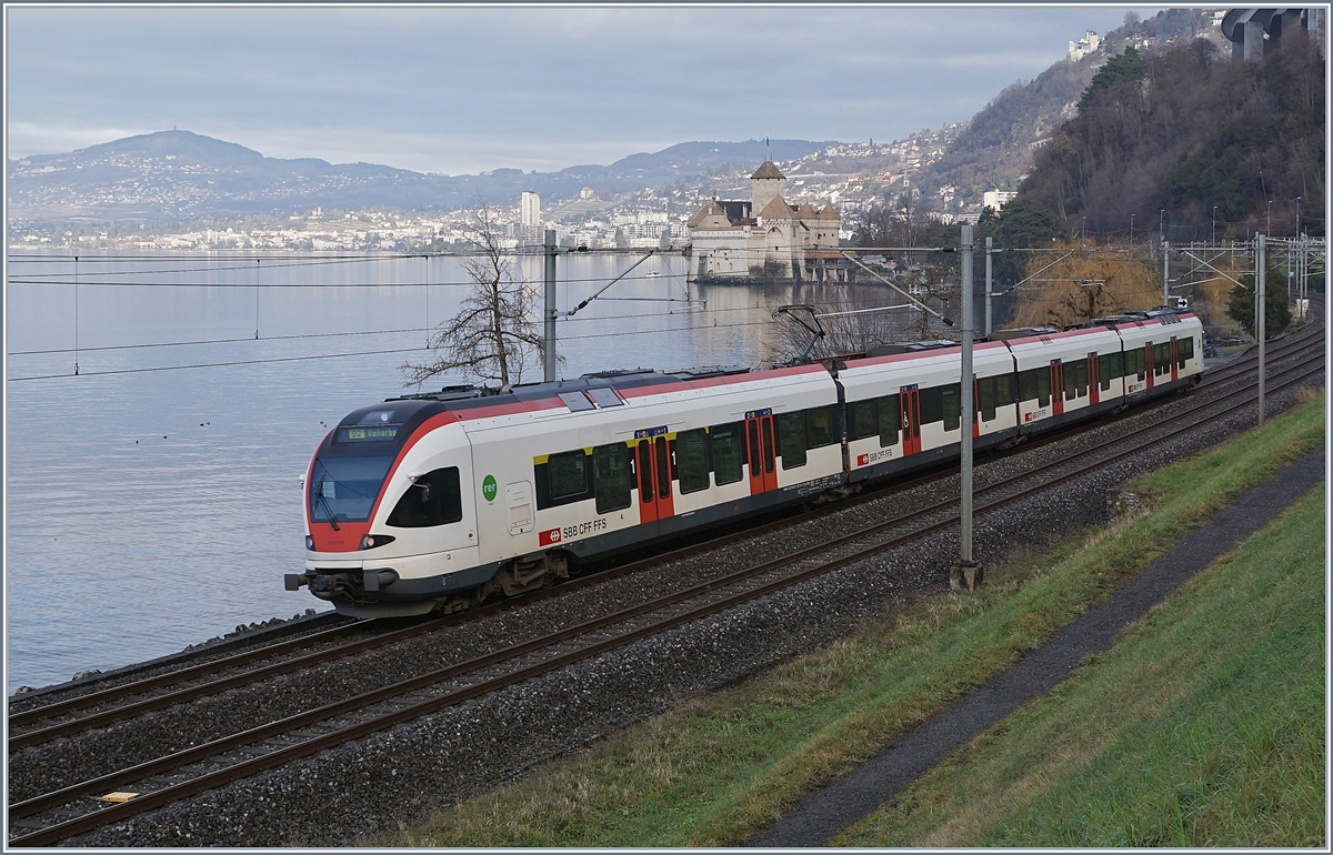 Ein SBB RABe 523 auf der Fahrt Richtung Lausanne kurz vor dem Château de Chillon. 

4. Jan. 2020