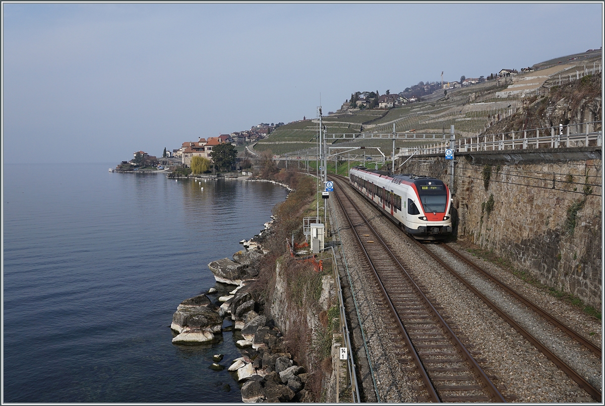 Ein SBB RABe 523 auf der Fahrt nach Aigle zwischen Rivaz und St-Saphorin. 

9. März 2021