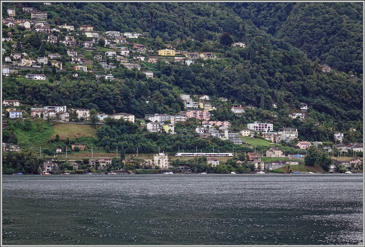 Ein SBB RABe 523 bei Territet; die Aufnahme entstand auf dem Kursschiff  Italie . 

2. Sept. 2021