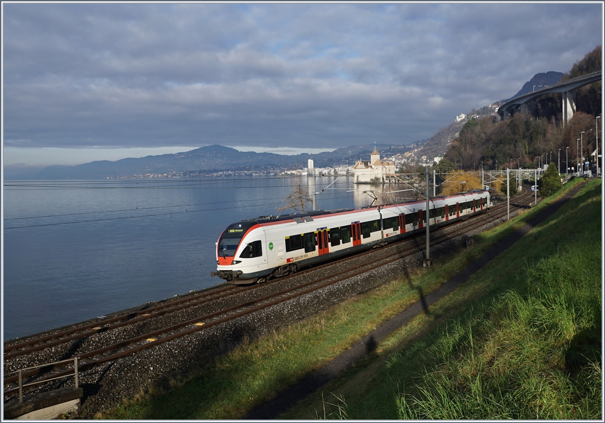 Ein SBB RABe 523 ist beim Château de Chillon auf dem Weg nach Lausanne.

4. Jan. 2020
