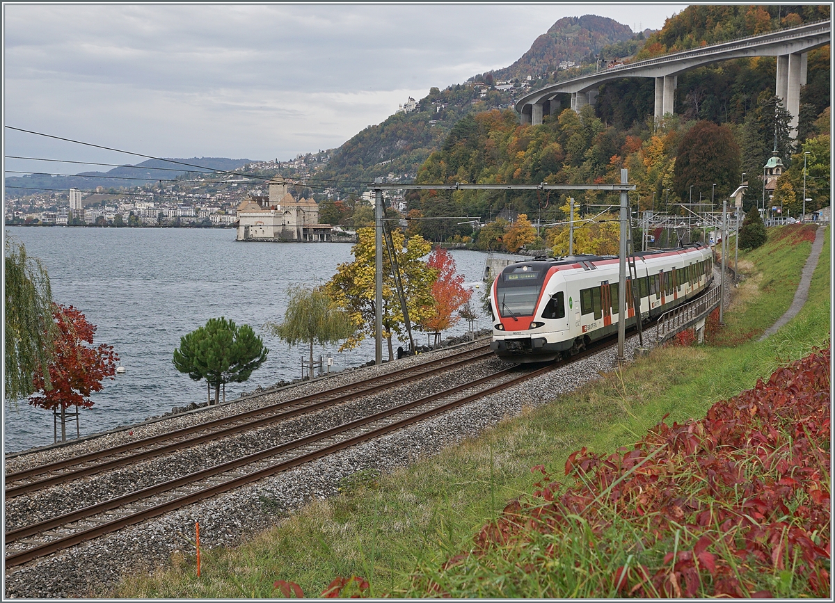 Ein SBB RABe 523 ist in der bunten Herbstlandschaft beim Château de Chillon auf dem Weg anch Villeneuve. 

21. Okt. 2020